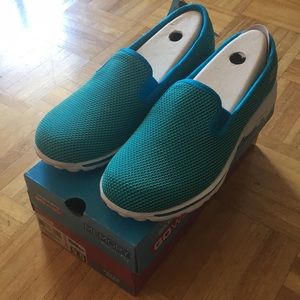 BRAND NEW Sketchers Go Walk Sneakers EXTRA WIDE